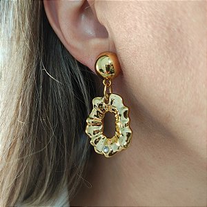 Brinco de pino com pingente orgânico folheado em ouro