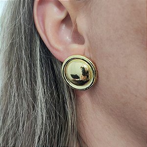 Brinco de formato botão dourado folheado em ouro