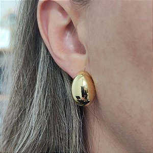 Brinco de formato gota arredondado dourado folheado em ouro