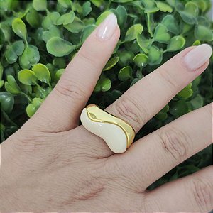 Anel Maxi com Detalhe em Resina Bege – Folheado a Ouro (Aro 21)