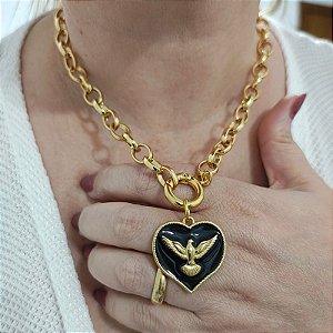 Colar com correntaria elos e fecho boia com pingente de Espírito Santo Resinado Preto folheado a ouro ( 45 cm)