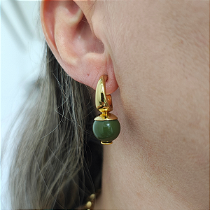 Brinco argola com bola resina verde escuro Folheado em ouro