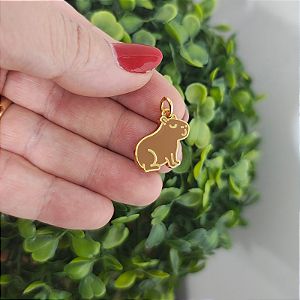 Pingente Capivara resina marrom folheado em ouro