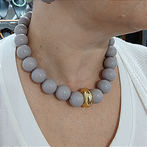 Colar Bolas Resinas Maxi Nude com peça dourada folheado em ouro