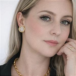 Brinco de formato botão oval resinado bege dourado folheado em ouro