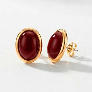 Brinco de botão com resina marsala folheado em ouro