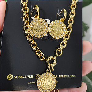 KIT SÃO BENTO - Colar correntaria 40 cm pingente São Bento com strass + Brincos argola São bento com strass folheado em ouro