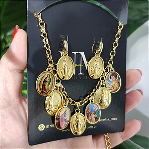 KIT RELIGIOSO CORES - Colar correntaria 40 cm pingentes religiosos + Brincos argola nossa senhora das graças folheado em ouro