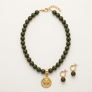 KIT VERDE ESCURO LEÃO - Colar correntaria 40 cm com resinas verdes com pingente leão + Brincos argola resina verde folheado em ouro