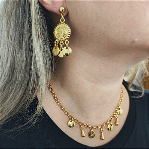KIT MOEDINHAS- Colar correntaria 40 cm com moedinhas e gotas pingos+ Brincos pino com moedas folheado em ouro