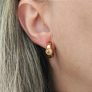 Brinco argola pequena com detalhe strass rosa claro Folheado em ouro