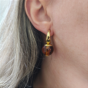 Brinco argola com pino com resina marrom ambar Folheado em ouro