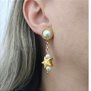 Brincos de pino perolado com detalhe de estrela e pérolas folheado em ouro
