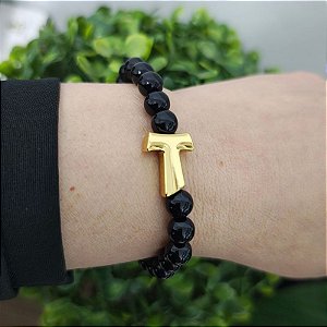 Pulseira resinas pretas com passador cruz Franciscana ( São Francisco) folheado em ouro