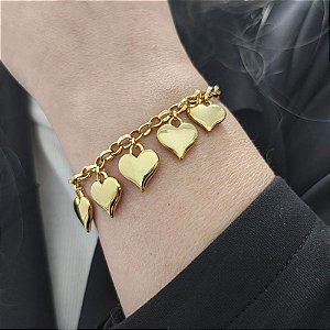 Pulseira correntaria elo portugues iris P com pingentes corações folheado em ouro