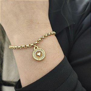 Pulseira correntaria elo portugues iris P com pingente resima marrom e coração folheado em ouro