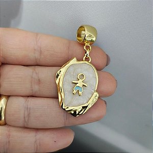 Pingente Oval em Madrepérola com 1 Menino Personalizada Folheado em Ouro