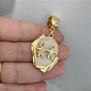 Pingente Oval em Madrepérola com casal filhos ( menina e menino) Personalizada Folheado em Ouro