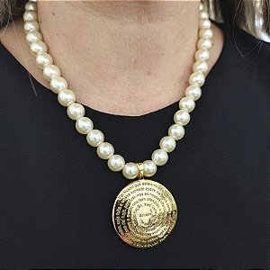 Colar com pérolas e pingente redondo oração Pai Nosso folheado a ouro ( 38 cm + extensor 7 cm)