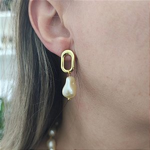 Brinco de pino com peça oval e pérola barroca gota folheado em ouro
