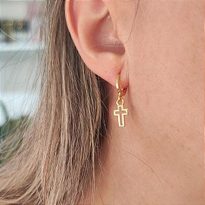 Brincos de argola com pingente cruz pequena folheado em ouro