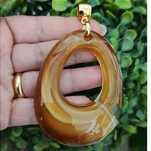 Pingente de Gota em Resina Marrom Claro – Folheado a Ouro