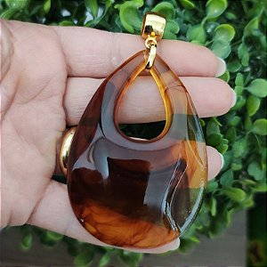 Pingente de Gota em Resina Marrom Escuro – Folheado a Ouro