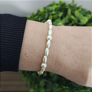 Pulseira mini pérolas arroz e bolinha com acabamento folheado em Ouro ( pérolas artificiais)