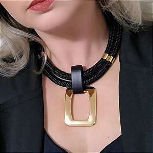Colar Corda preta com detalhe quadrado folheado em ouro
