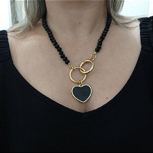 Colar com detalhes em Cristais Preto e pingente de coração resinado preto