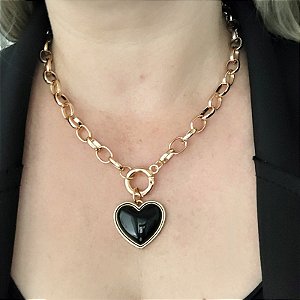 Colar correntaria redonda com pingente coração preto resinado folheado em ouro Isadora