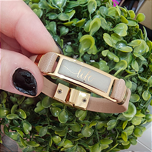 Pulseira Courino bege com placa gravada Life Bege acabamento folheado em ouro