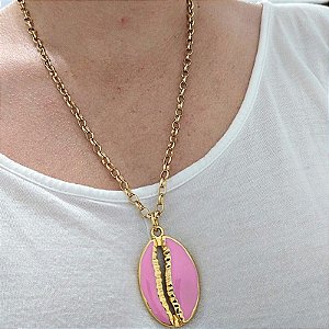 Colar Correntaria fina com pingente grande de Búzio resinado em Rosa folheado em ouro