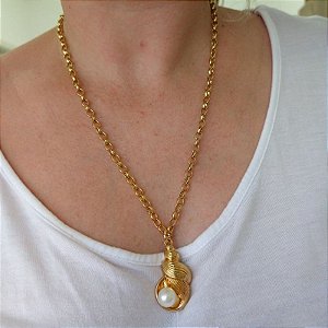 Colar fino longo com pingente concha e pérola folheado em ouro Amor ao Mar (50 cm)