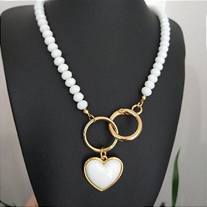 Colar com detalhes em Cristais Branco e pingente de coração resinado branco
