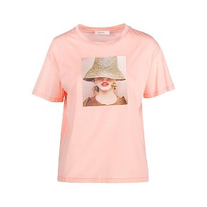 T-SHIRT ESTAMPA MULHER CHAPÉU DE PALHA