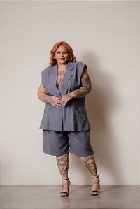 BERMUDA ALFAIATARIA LONGA CINZA CHUMBO PLUS SIZE