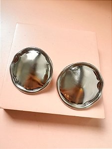 Brinco Acetinado Redondo Placa Ródio Branco