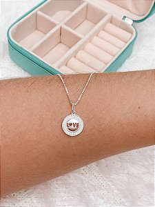 Gargantilha de Prata Medalha Love Cravejada