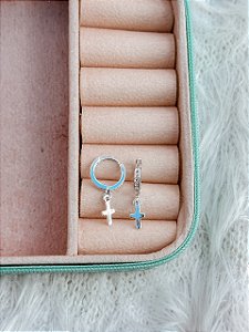 Argola de Prata Cravejada Cruz Lisa