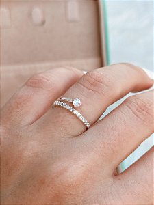 Anel de Prata Aro Cravejado e Ponto de Luz