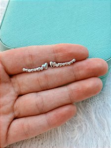 Brinco de Prata Ear Cuff Corações e Zircônia