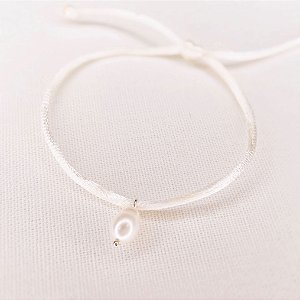 Pulseira Seda 1 Nó Cor Off White  c/ Pingente Pérola