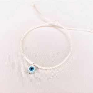 Pulseira Seda 1 Nó Cor Off White  c/ Pingente de Olho Grego de Madrepérola