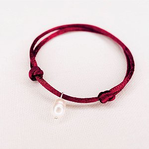 Pulseira Seda 2 Nós Cor Vinho  c/ Pingente Pérola