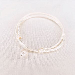 Pulseira Seda 2 Nós Cor Off White  c/ Pingente Pérola