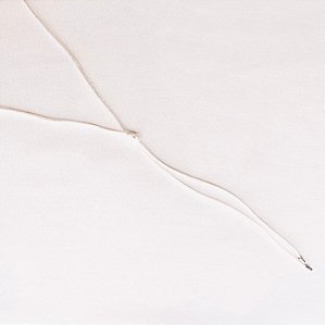 Colar Gravatinha Seda Cor Off White Regulável