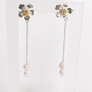 Brinco Flor c/ Pérolas e Pedra na Cor Citrino
