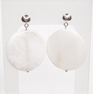 Brinco c/ Pingente de Medalha de Madrepérola Grande