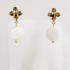 Brinco c/ Pingente de Medalha de Madrepérola Gold